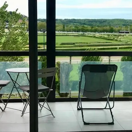 Centre Grand 2 Pieces Parking Terrasse Vue Hippodrome Apartment